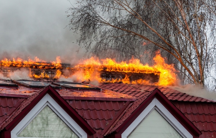 В Запорожье из-за замыкания электропроводов сгорела крыша частного дома