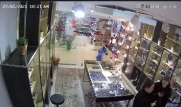 Дети в костюмах единорогов разнесли ювелирный магазин: нападение попало на видео