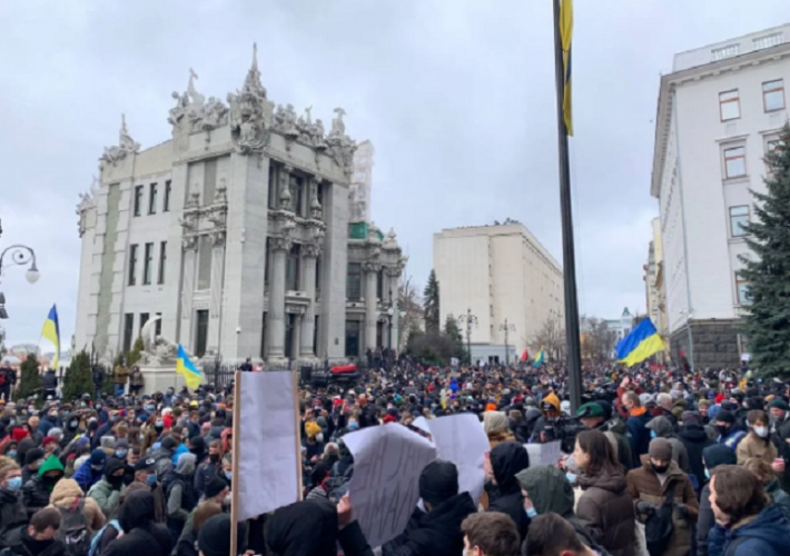 В Киеве под ОП тысячи людей собрались на акцию в поддержку Стерненко и выдвинули условия власти. Онлайн-трансляция