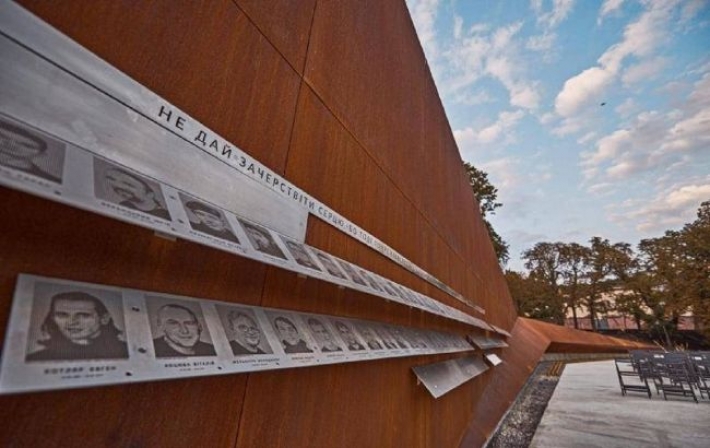 Во Львове киевлянин разбил ограждение Мемориала Небесной сотни: видео выходки вандала