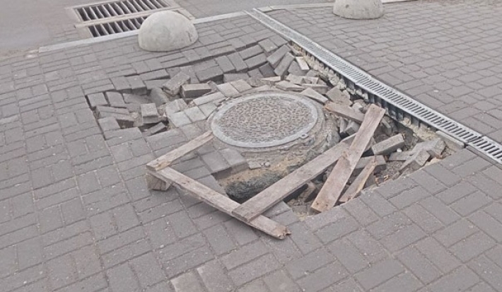 В Запорожье в центре города образовался очередной провал (фото)