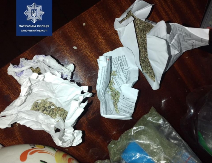 В Запорожье патрульные, приехавшие на бытовуху, обнаружили наркотики (фото)