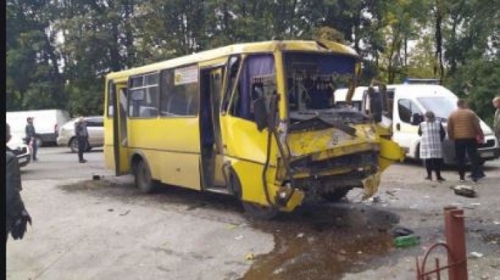 Во Львове у маршрутки с пассажирами отказали тормоза, видео