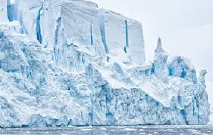 От Антарктиды откололся айсберг размером с мегаполис, видео