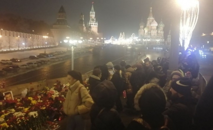 В Москве тысячи людей пришли на мост, где был убит Борис Немцов, фото