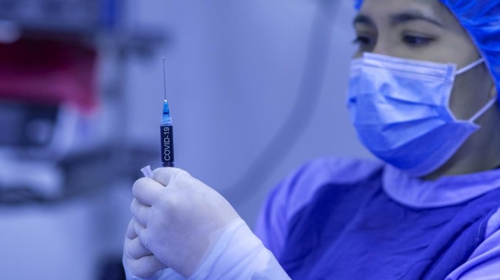 В Украине сообщили о первых побочных эффектах после вакцинации