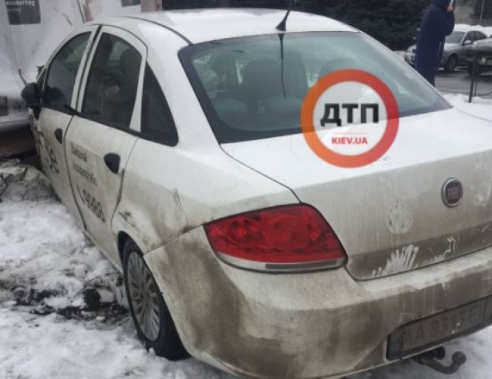 В Киеве пьяный водитель отметился хамской выходкой на дороге и влетел в магазин: фото