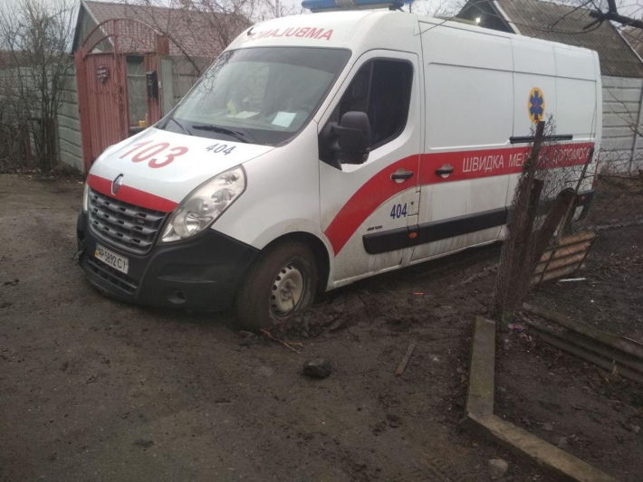 В Запорожье автомобиль скорой помощи застрял в грязи