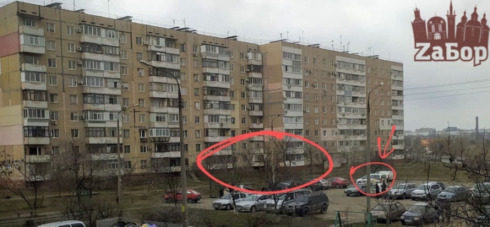 В Запорожье под окнами многоэтажки нашли труп: на месте работает полиция (фото)