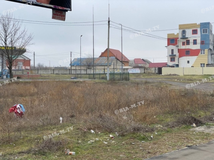 В Мелитополе возле черного АТБ вместо автопарковки образовался пустырь с мусорной свалкой (фото)