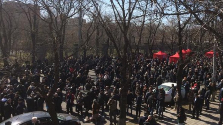 В Армении противники Пашиняна ворвались в правительственное здание