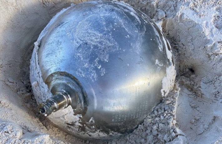 Туристка нашла на Багамах титановый шар с надписями на русском