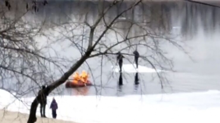 Спасатели сняли с льдины двух киевлян, которые дрейфовали вниз по Днепру. Видео