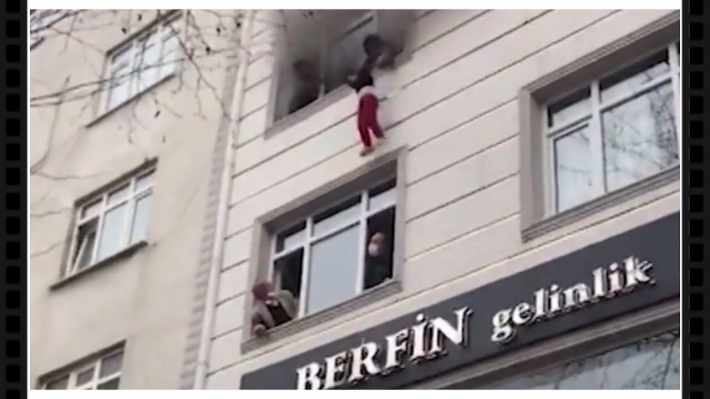 В Турции женщина выбросила четверых детей из окна и спасла им жизни: видео