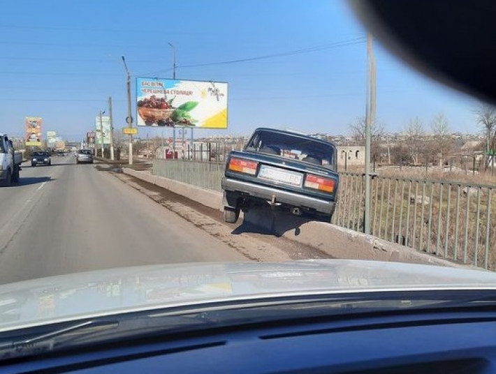 В Мелитополе автомобиль едва не слетел с моста в реку (фото)