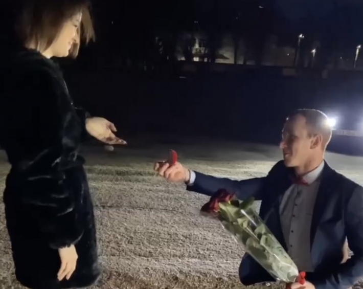 В сети появилось видео романтического предложения руки и сердца (видео)