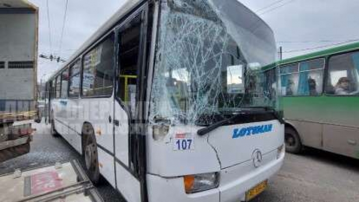 Тройное ДТП в Днепре: столкнулись 95-й автобус, фура и Mitsubishi (Видео момента)