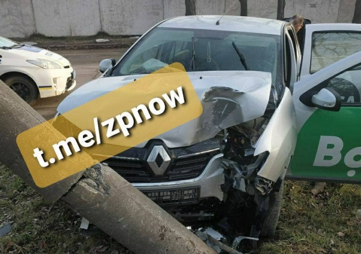 В Запорожье такси с пассажиром врезалось в столб (фото)
