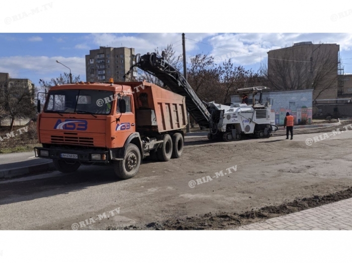 В Мелитополе впервые в этом году  стартовал ремонт дорог (фото, видео)