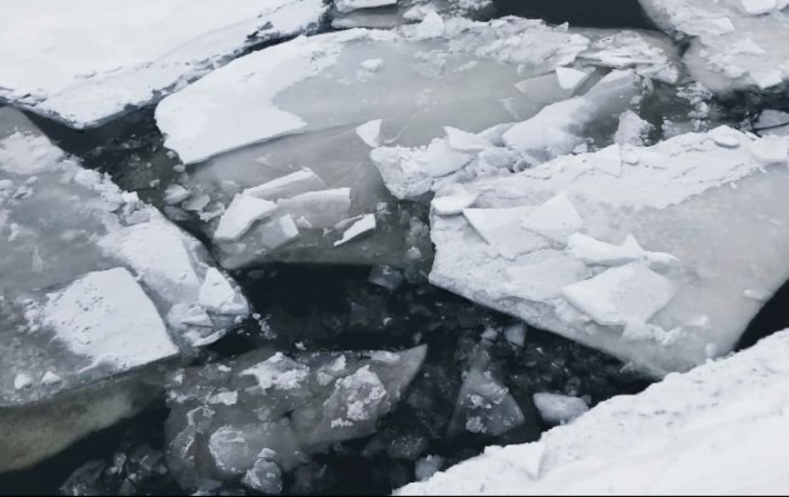 В Запорожье дети провалились под лед: 11-летнюю девочку спасли, мальчика ищут водолазы