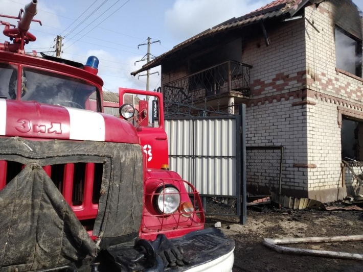 В Запорожской области по неизвестным причинам сгорела двухэтажная дача (фото)