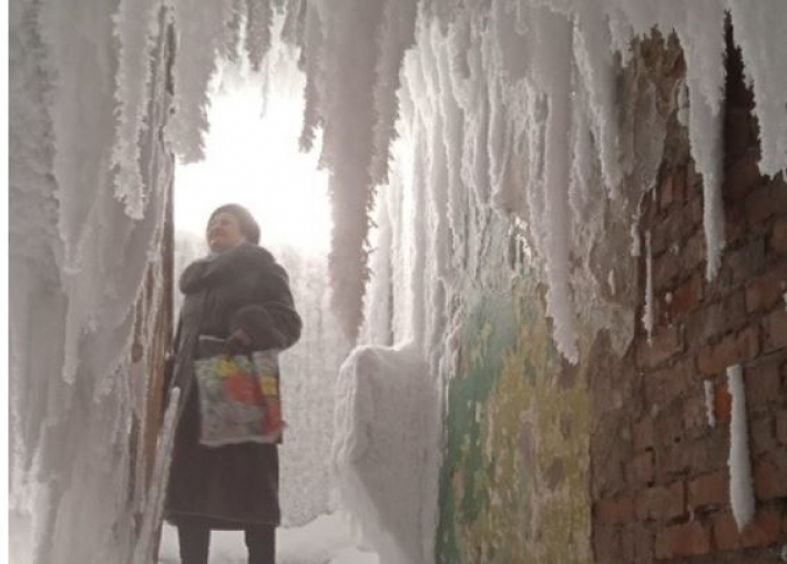 В России общежитие превратилось в ледяную пещеру: фото шокируют