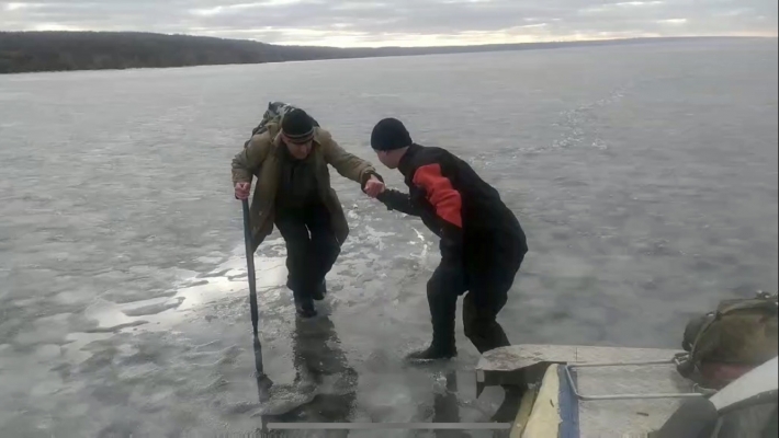 Мелитопольский рыбак оказался в ледяной ловушке на Каховском водохранилище (фото)