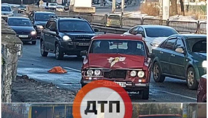 В Киеве авто на скорости вылетело на остановку - люди чудом смогли спастись: фото и видео
