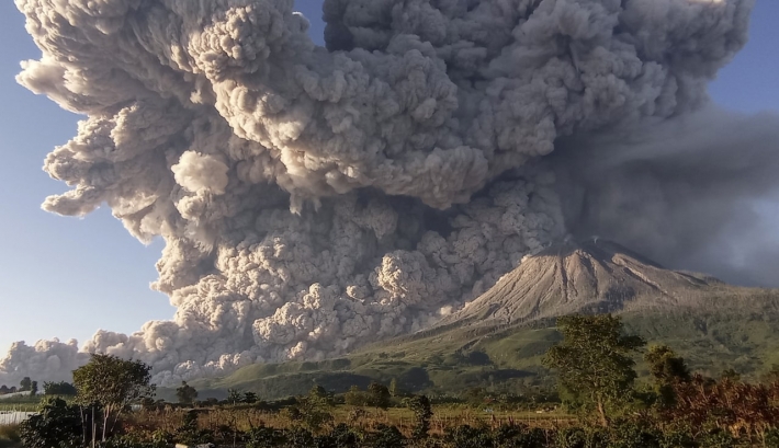 Гигантская "пепельная туча": в сети делятся зрелищными фото и видео извержения вулкана Синабунг