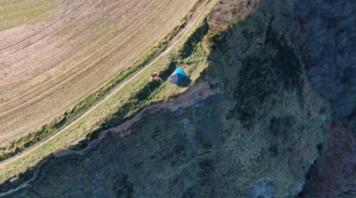 Семья туристов с ребенком разбила палатку на краю обрыва и едва избежала трагедии (фото)