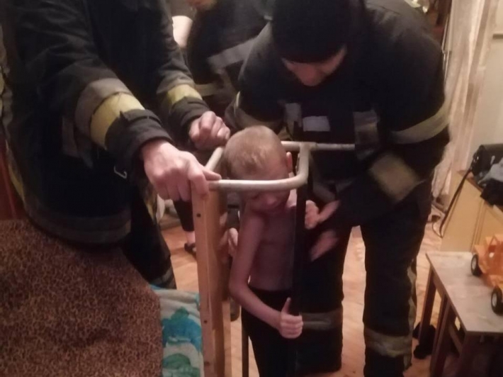 В Запорожье ребенок застрял в металлической конструкции: его доставали спасатели (фото)