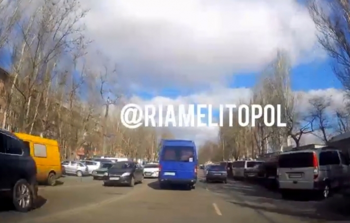На центральном проспекте в Мелитополе не проехать - "железячники" паркуют машины в два ряда (видео)