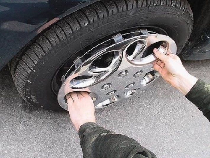 В Запорожье мужчина украл колеса с авто и пытался их продать в сети (фото)