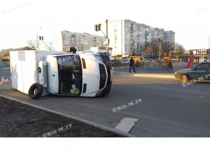 В Мелитополе грузовик перевернулся на бок, влетев в микроавтобус (видео, фото)