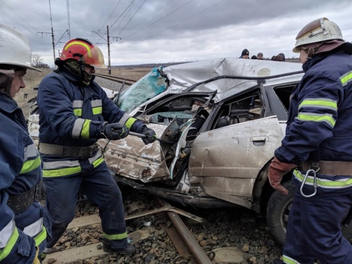 Электричка врезалась в машину на Донбассе - водитель погиб, пассажир госпитализирован, - ГСЧС (Фото и Видео)