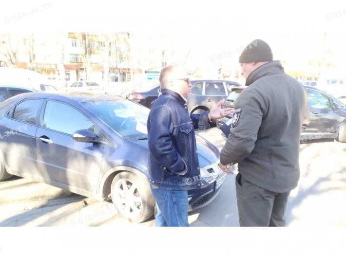 Без шоу не обошлось - в Мелитополе инспекторы по парковке "ловили" автохамов (фото, видео)