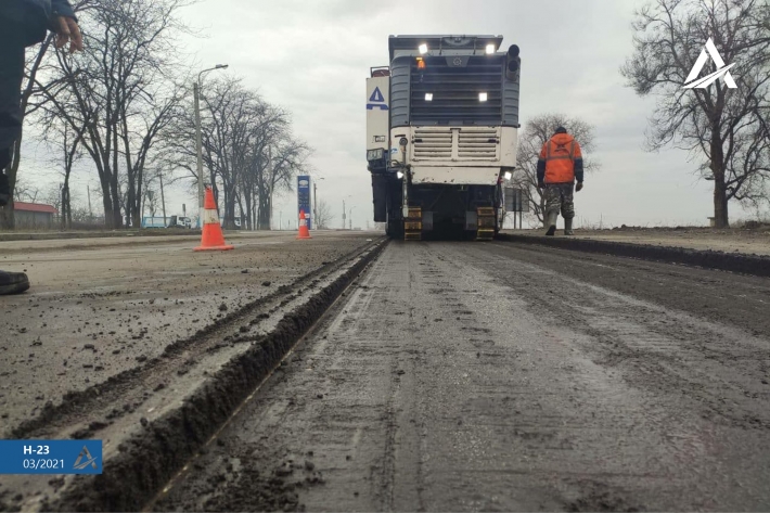 В Запорожской области начали ремонт дороги на Кривой Рог (фото)