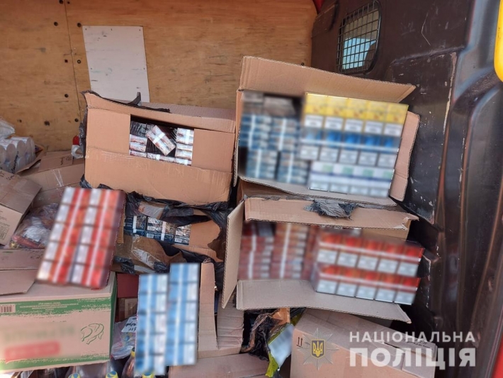 Под Мелитополем полиция по наводке остановила микроавтобус полный контрафактных сигарет