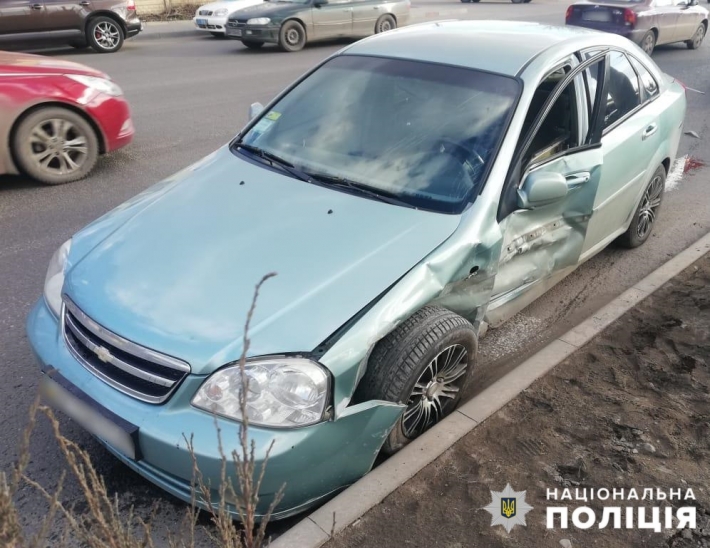 Пассажирка Шевроле угодила в больницу в результате аварии в Мелитополе (фото)