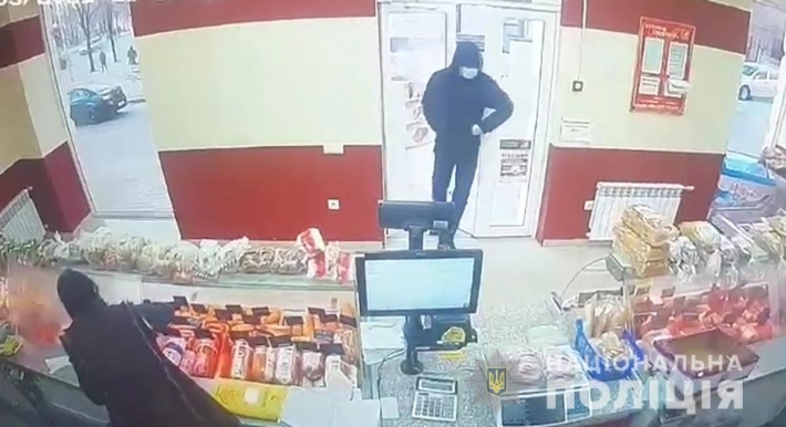 В Запорожье грабитель, угрожая отверткой продавцу, обчистил кассу магазина (фото)
