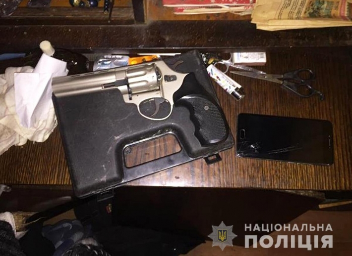У жителя Запорожья обнаружили гранату и револьвер (фото)