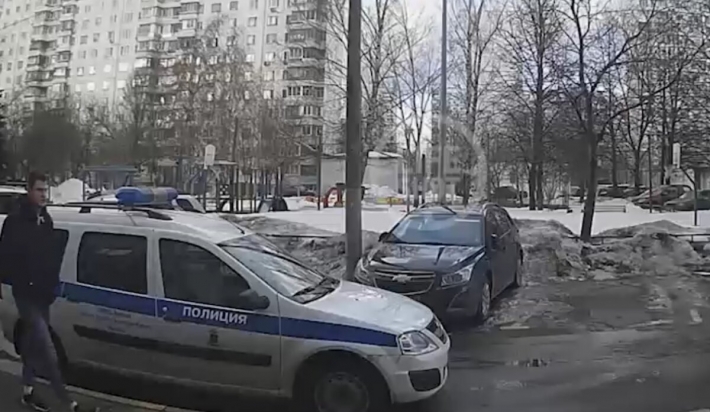Застукали во время интима с подругой: в Москве школьник выпрыгнул с 17-го этажа и выжил
