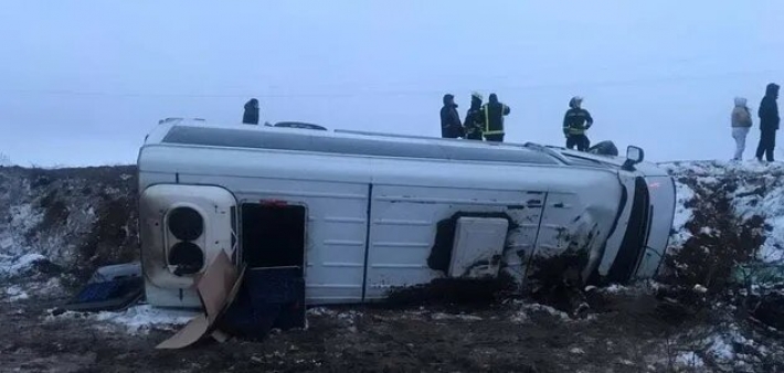 На Луганщине перевернулся пассажирский автобус, пострадали шесть человек (Фото)