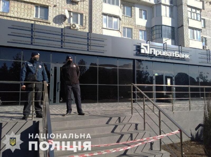 В Бердянске мужчина сообщил о взрывчатках в мусорных баках возле ТЦ и банка: эвакуировали 300 человек (ФОТО)