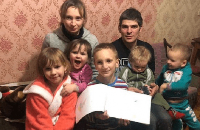 В Мелитополе к детям, которых воспитывает многодетный отец-одиночка, вернулась мама