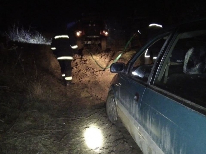 В Запорожской области два автомобиля застряли в грязи на грунтовке (фото)