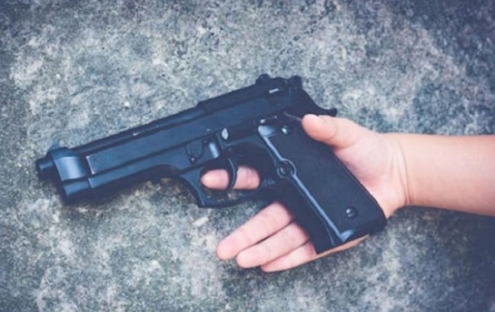 В Киеве девушка "поигралась" на улице с пистолетом и случайно выстрелила: видео вызвало волну гнева