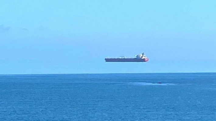 У побережья Британии корабль завис в небе: фото и разгадка "чуда"