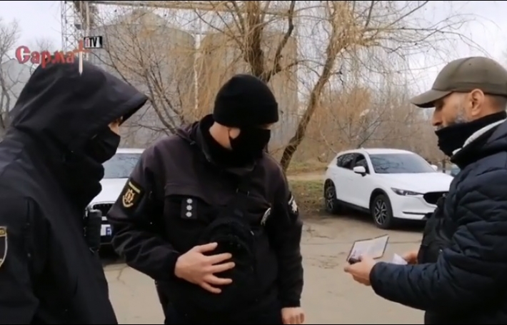 В Мелитополе разгорелся конфликт между "сарматовцами" и ГБР из-за парковочного места (видео)