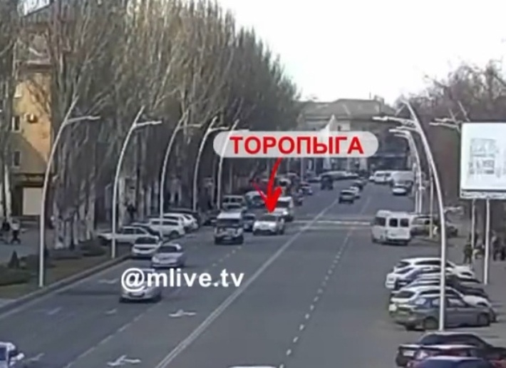 В Мелитополе водитель-торопыга на джипе играл в шахматы на центральном проспекте (видео)